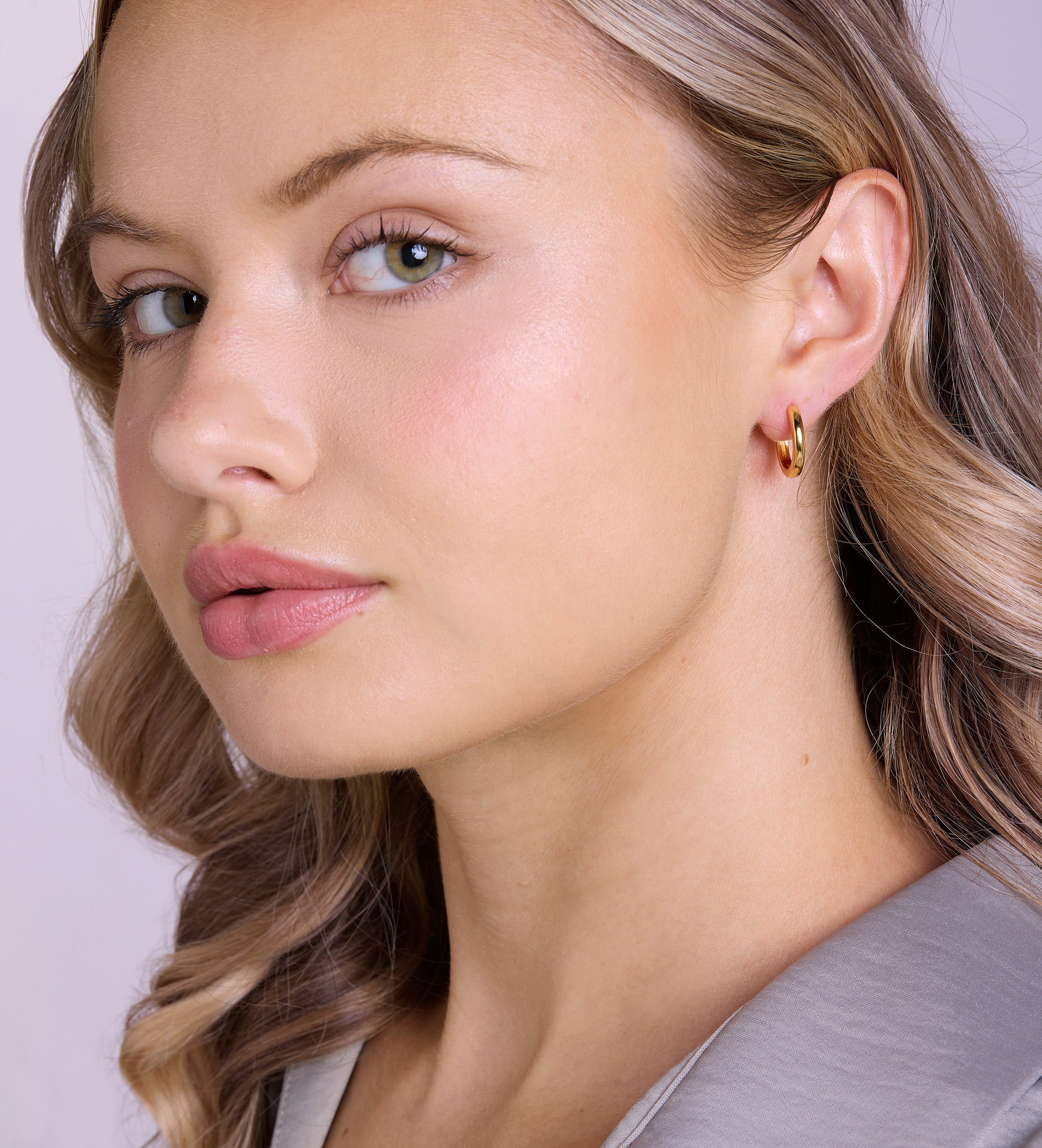 Tube Medium Hoops in Gold