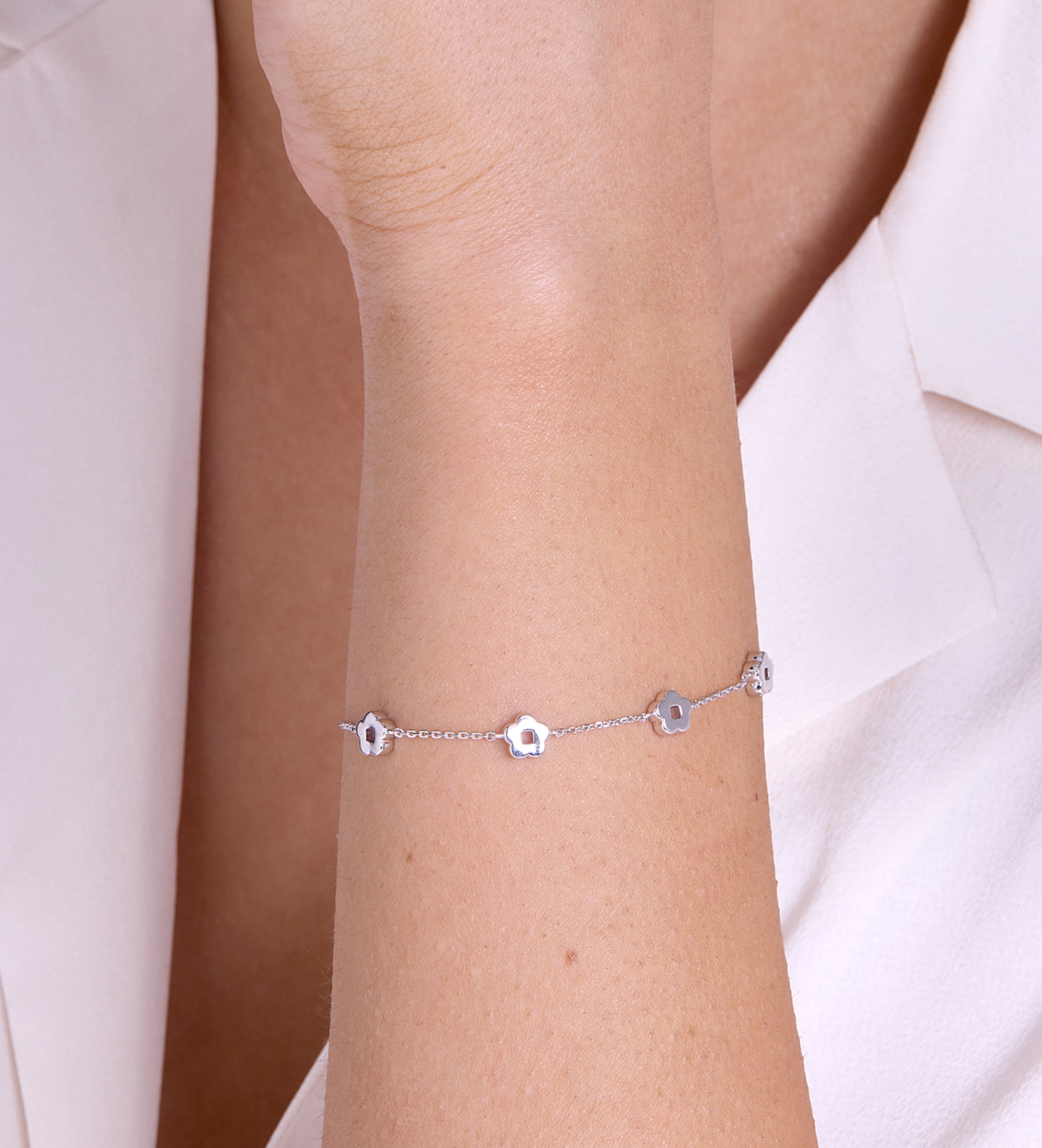 Flower Interval Chain Bracelet in Silver