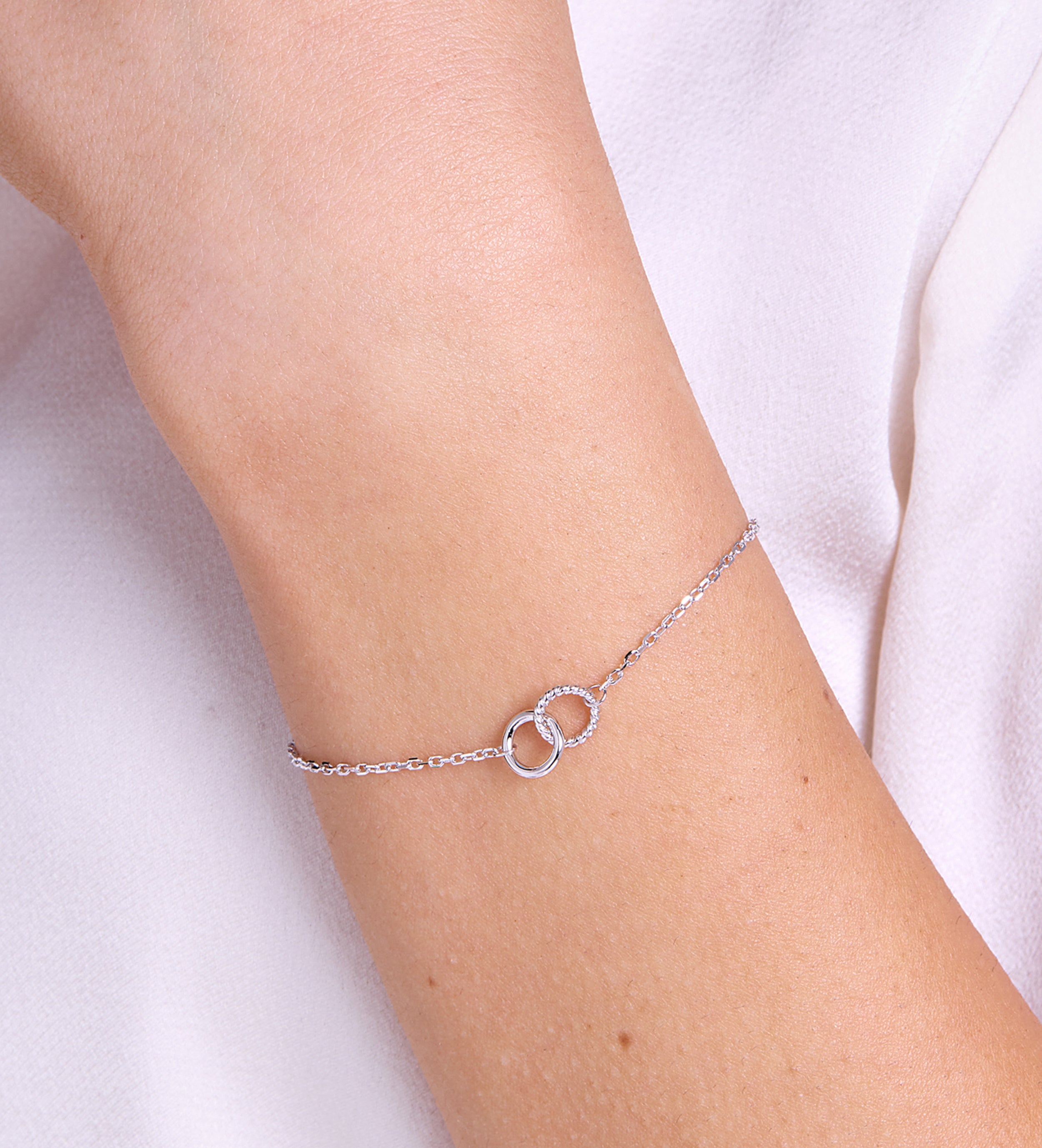 Interlocked Rings Bracelet in Silver